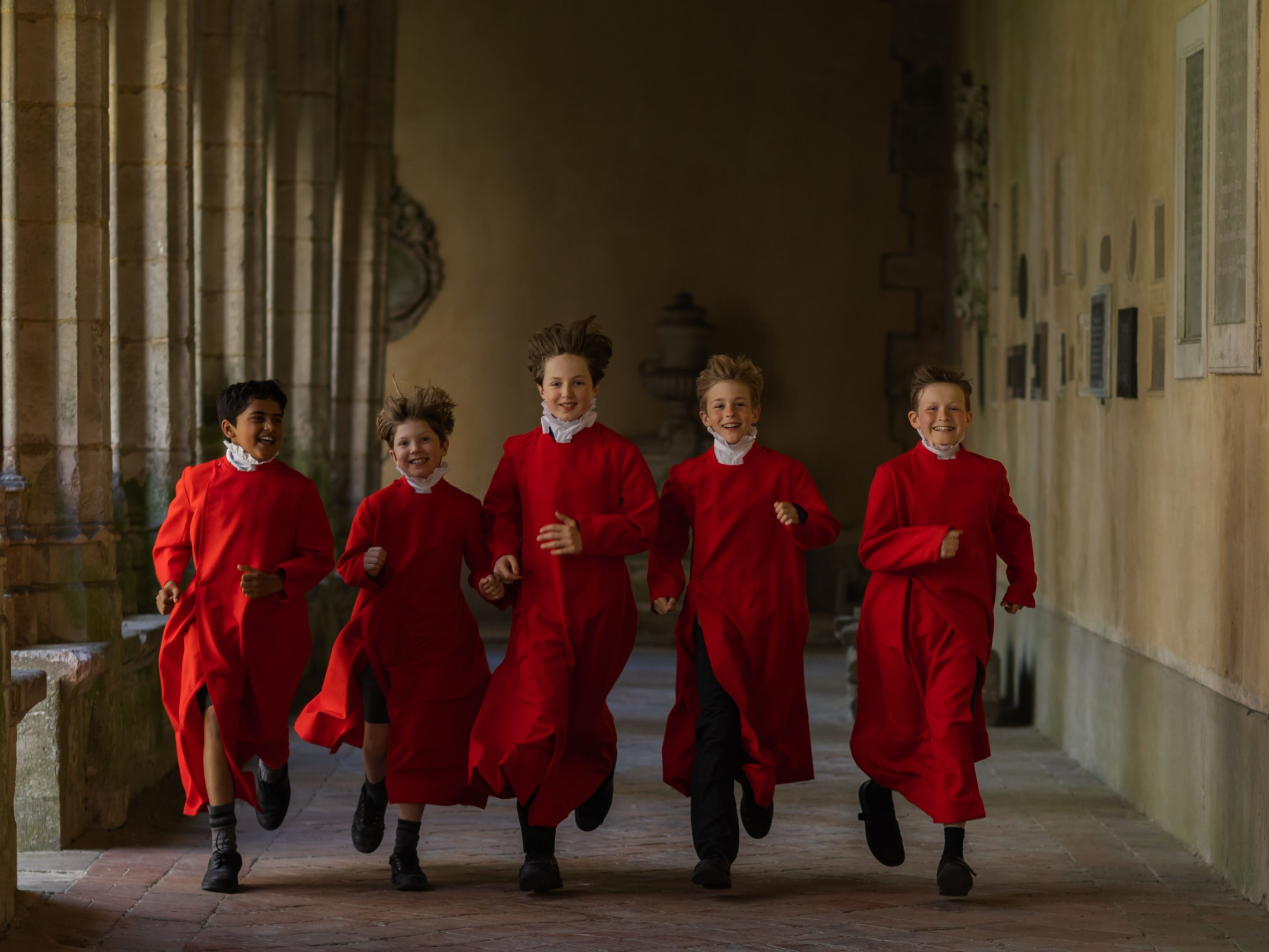 Image of Quiristers running in the Cloisters